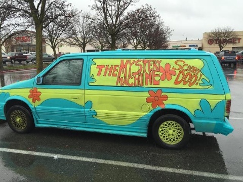 Police chases a woman in Mystery Machine mini van
