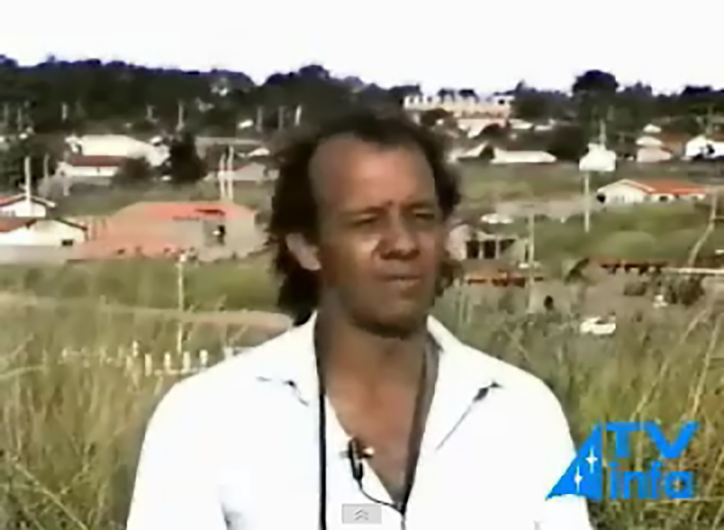 Tiago Machado in the location that he encountered the UFO in the neighborhood where he lived and first saw the UFO in the background.